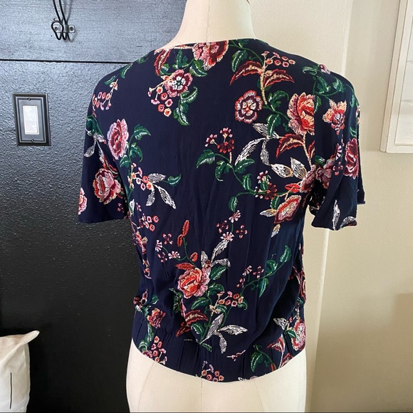 Socialite Blue Floral Front Tie Top. Size Small. Like New - Picture 4 of 8